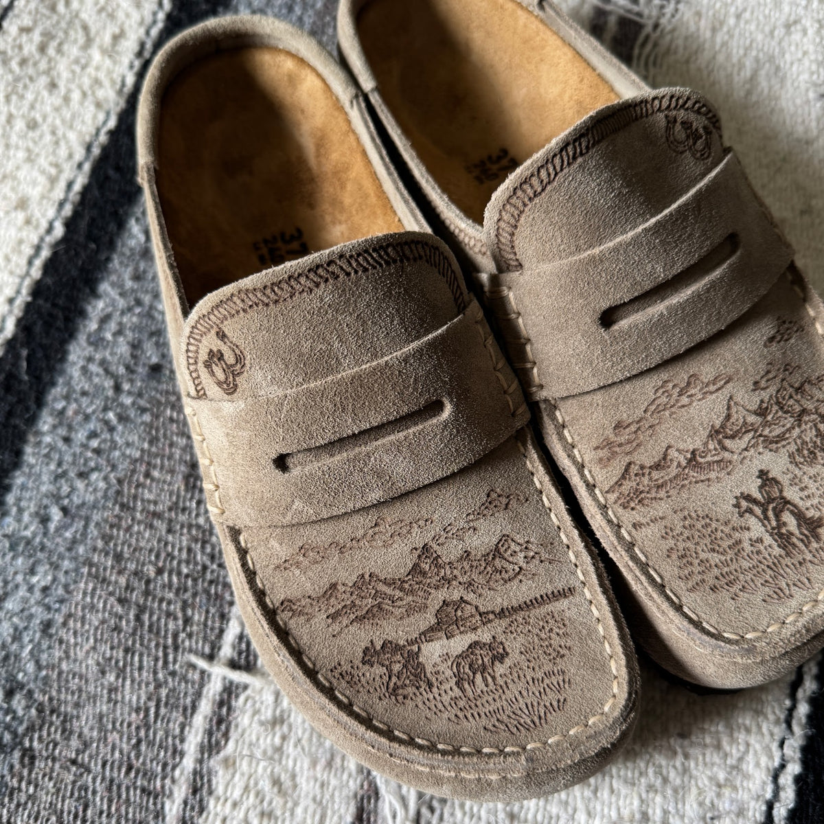 tetons scene on taupe naples (suede leather)