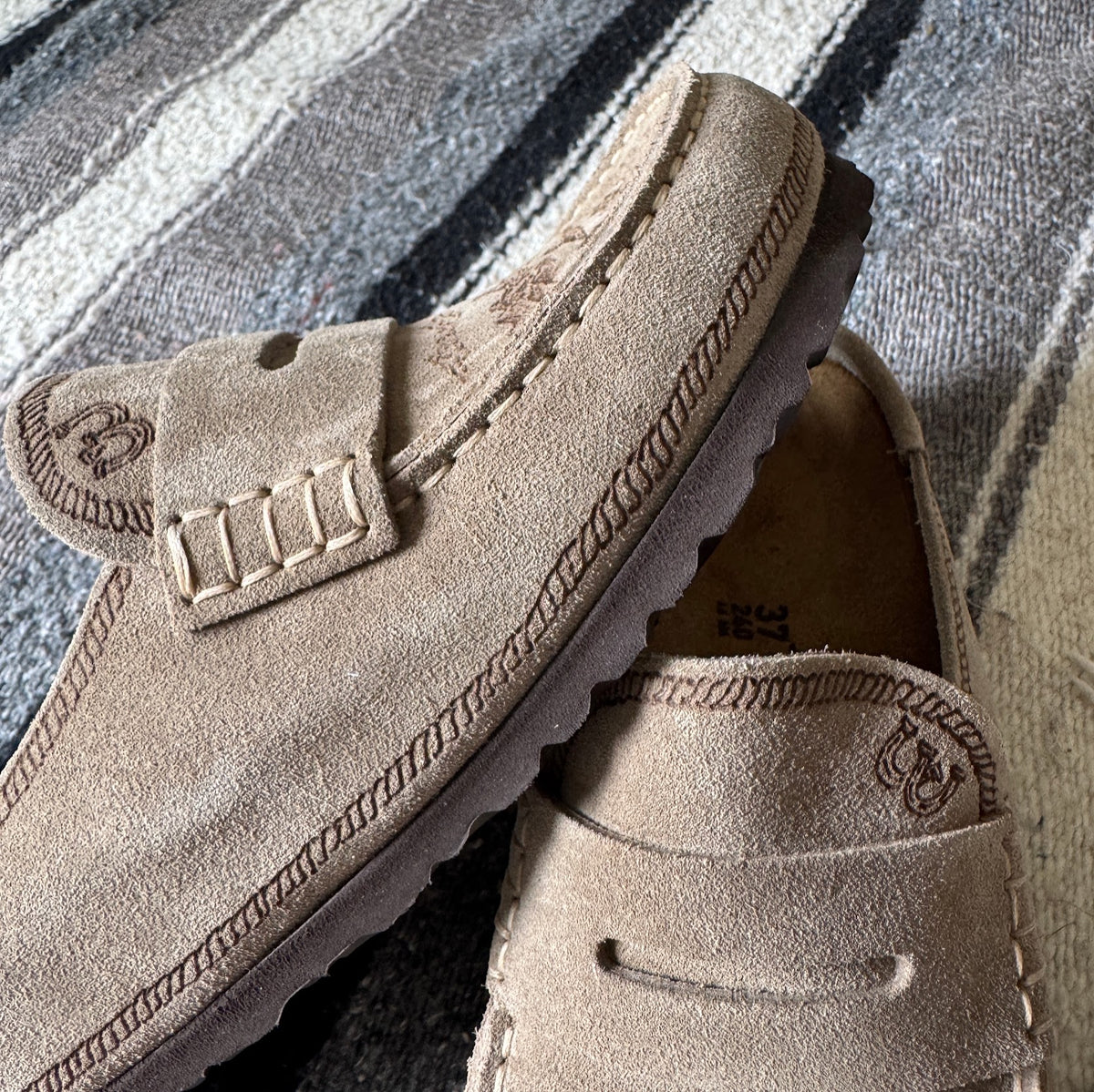 tetons scene on taupe naples (suede leather)