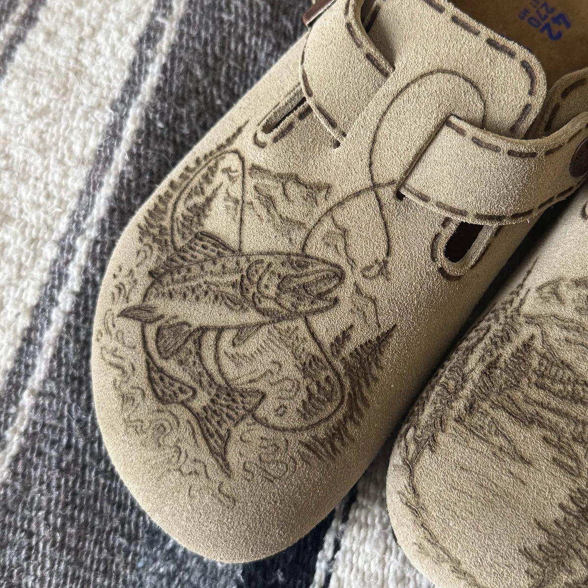 rainbow trout taupe clogs (Suede leather)